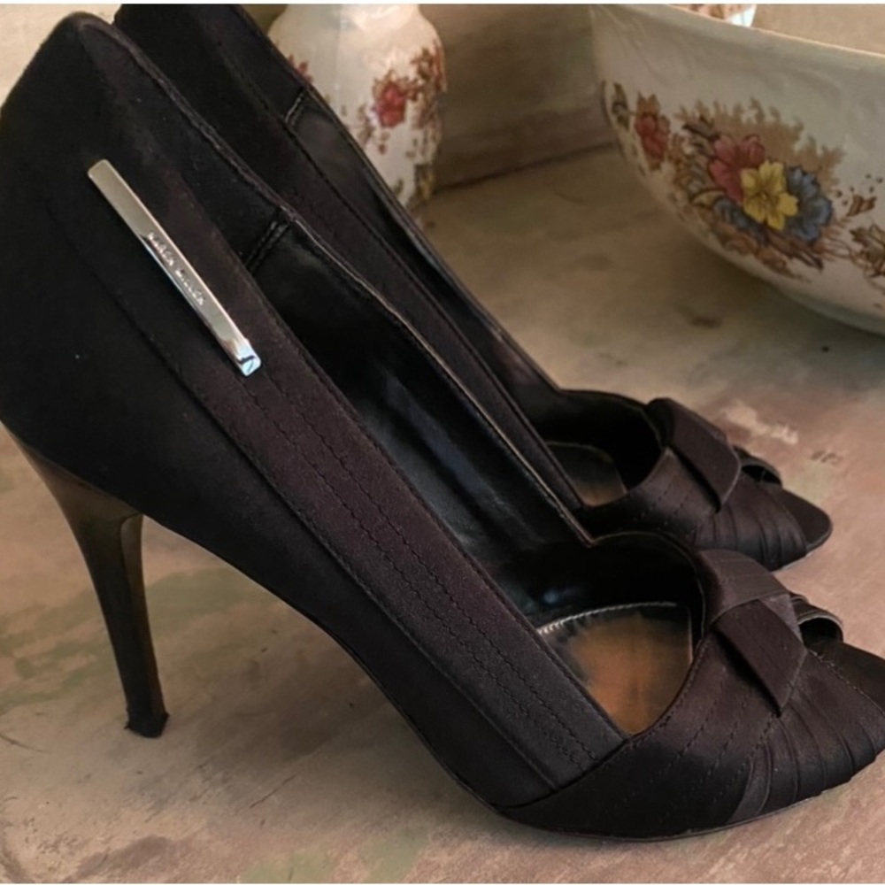Stunning Karen Millen heels size 37.5 (7.5 US). EUC worn once. Retailed at $275